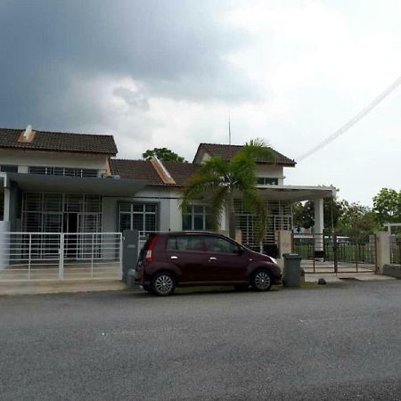 Lindanazri Homestay Mitc Melaka Exteriör bild