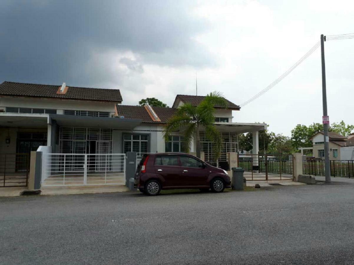 Lindanazri Homestay Mitc Melaka Exteriör bild